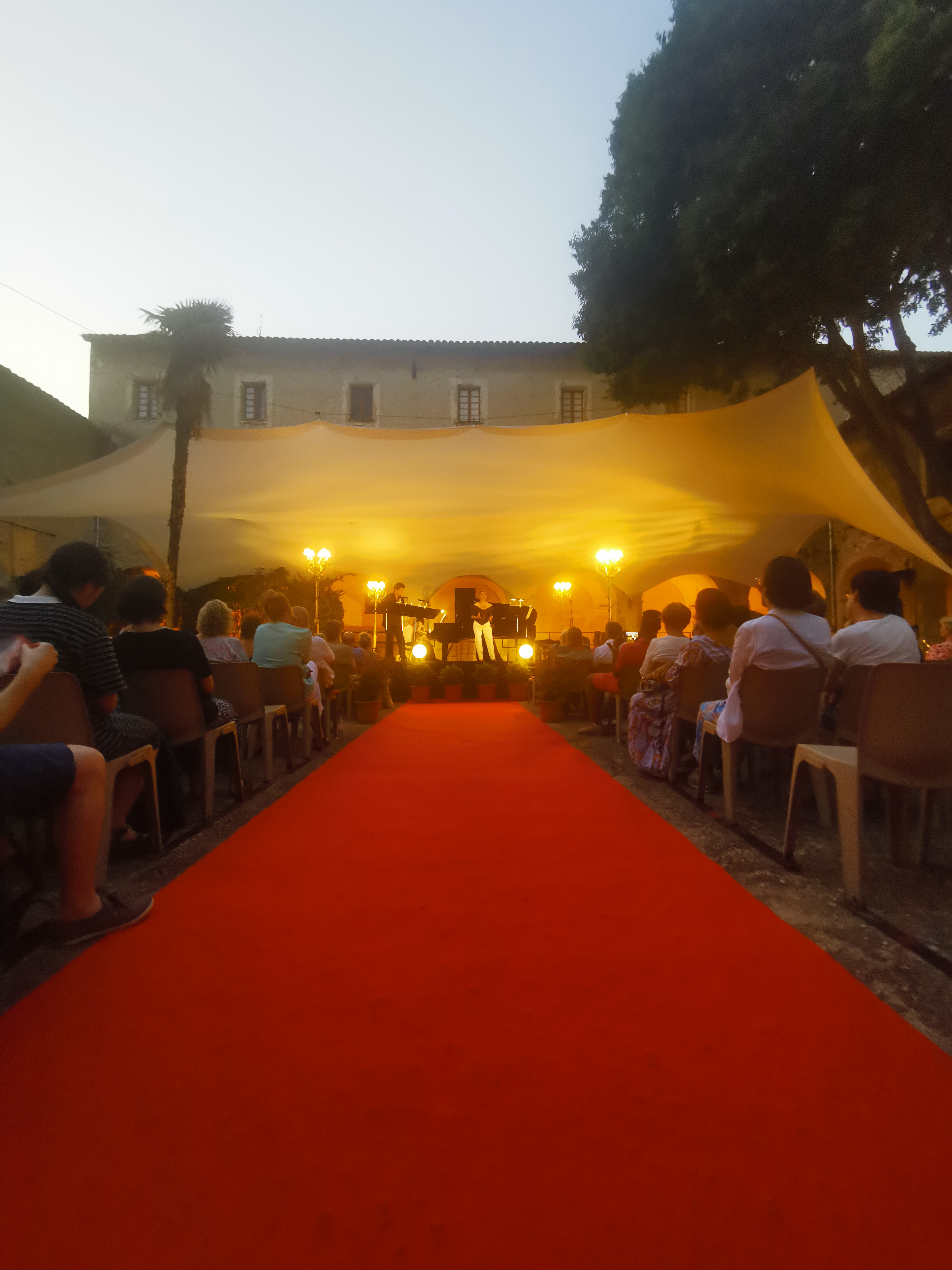 SCENE CLOITRE TAPIS ROUGE IMG_20220721_212332.jpg
